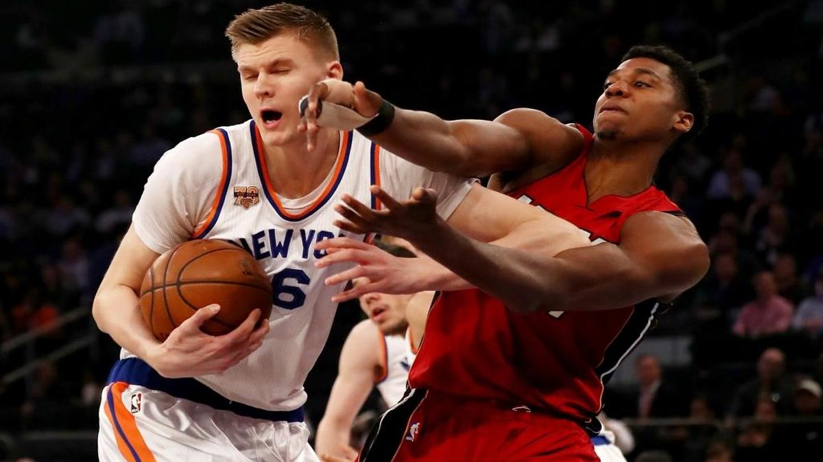Kristaps Porzingis (6), de los Knicks, atrapa un rebote contra Hassan Whiteside, del Heat, en el Madison Square Garden el 29 de marzo del 2017 en Nueva York.