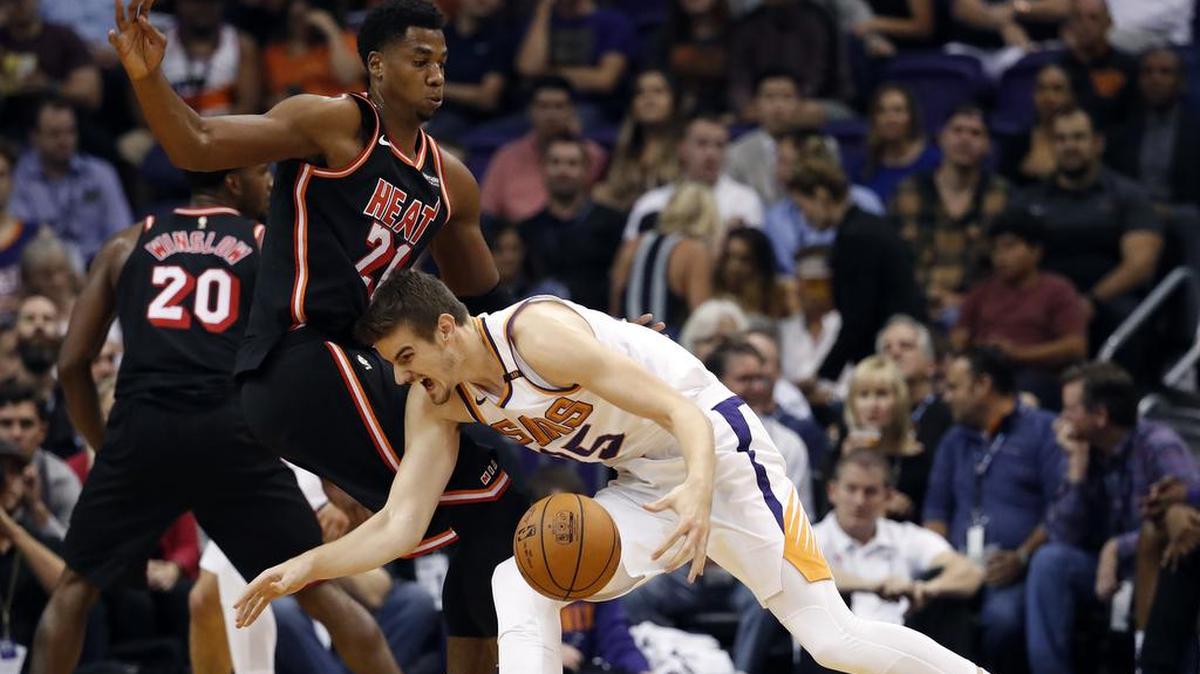 El centro del Heat Hassan Whiteside (21) le cierra e paso al delantero de los Suns Dragan Bender, este miércoles 8 de noviembre en Phoenix.