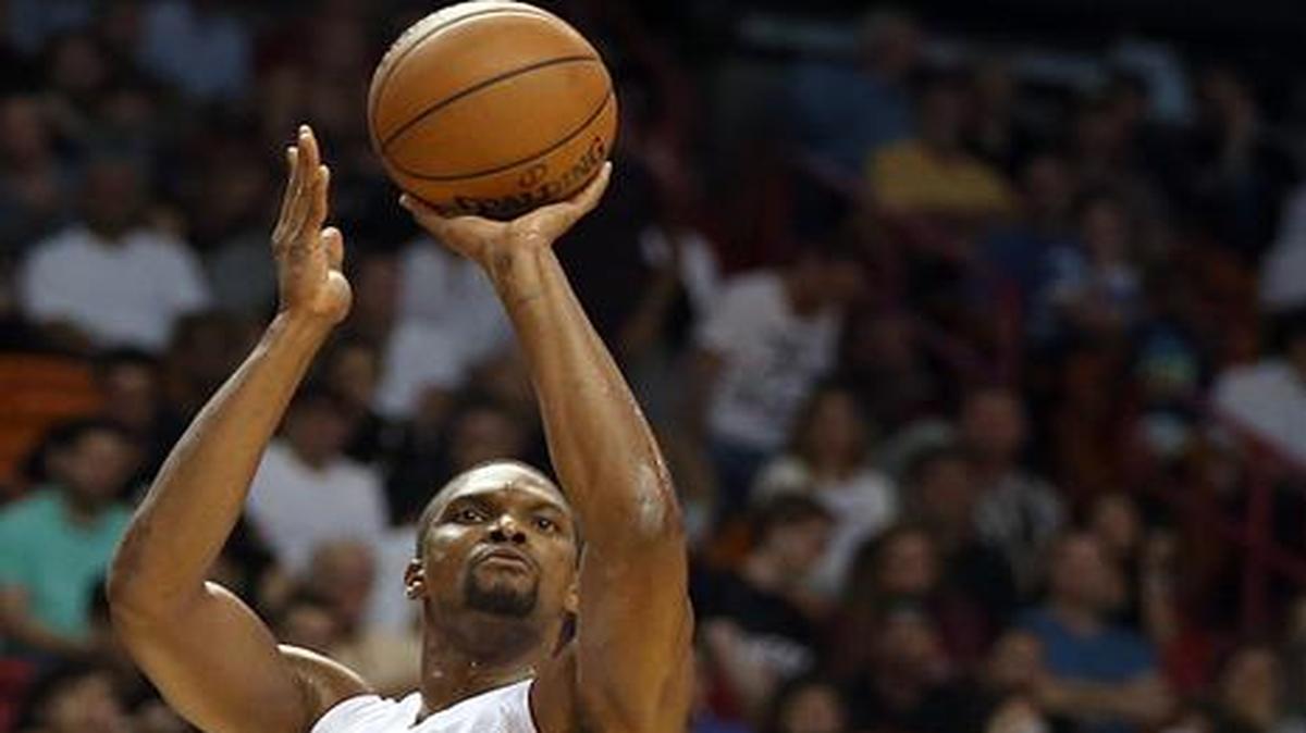 
Chris Bosh dispara sobre la marcación de Channing Frye, del Magic, en el triunfo del Magic, la noche del lunes en la American Airlines Arena en Miami.
