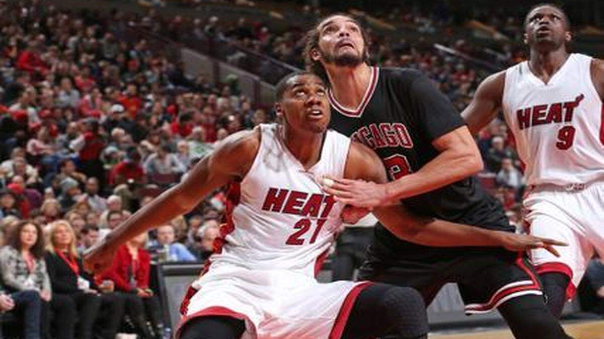 
En su faenón en Chicago, Hassan Whiteside (21) cuida a Joakim Noah, el domingo.
