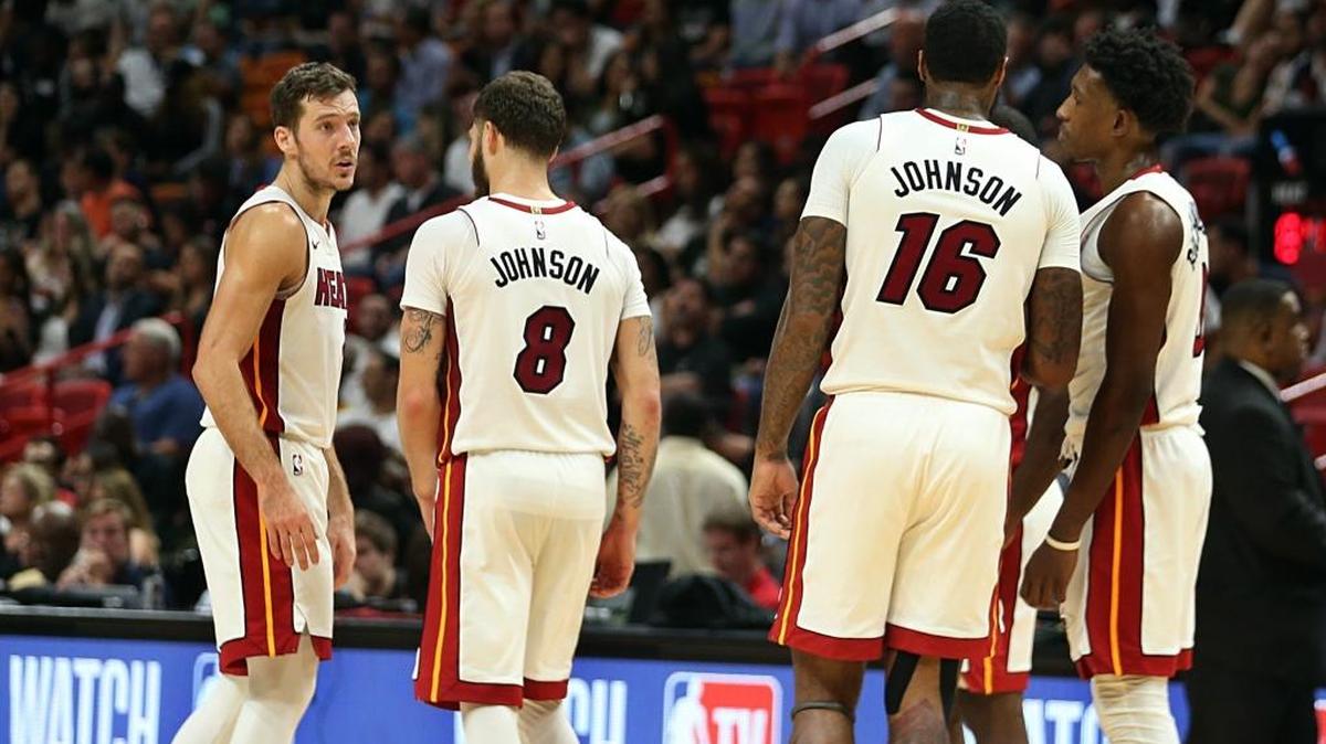 Los jugadores del Heat Goran Dragic, Tyler Johnson, James Johnson y Josh Richardson conversan en el último cuarto en el partido del miércoles ante Los Spurs en el American Airlines arena.
