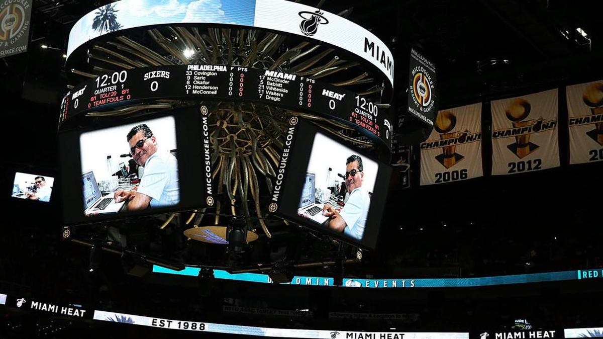 Vista del homenaje que el Heat le rindió a Héctor Gabino, fotógrafo de el Nuevo Herald, quien falleció el pasado sábado víctima del cáncer a la edad de 51 años. El Momento de Silencio se realizó antes del partido contra los 76ers de Filadelfia, el 1ro de marzo del 2017.