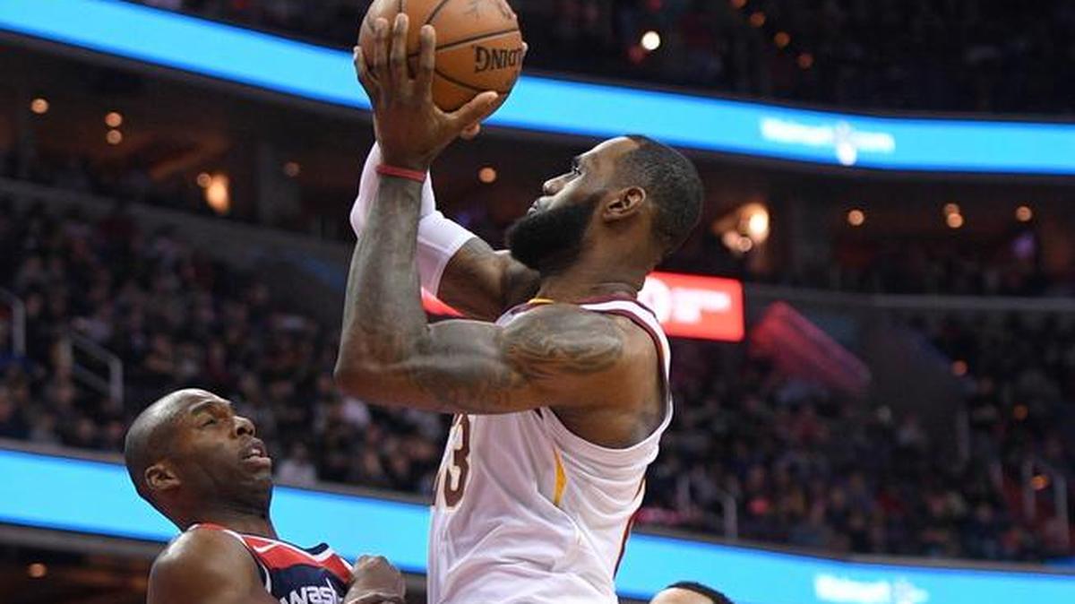 LeBron James, de los Cavliers (23), con una zapatilla de cada color penetra al aro sobre el defensa de de los Wizards Jodie Meeks (izq) este domingo en Washington.