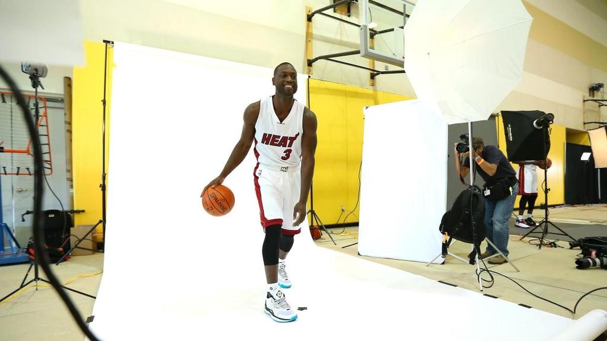 
El escolta Dwyane Wade domina el balón en el Día de la Prensa del Heat, el lunes en el AmericanAirlines Arena en Miami.
