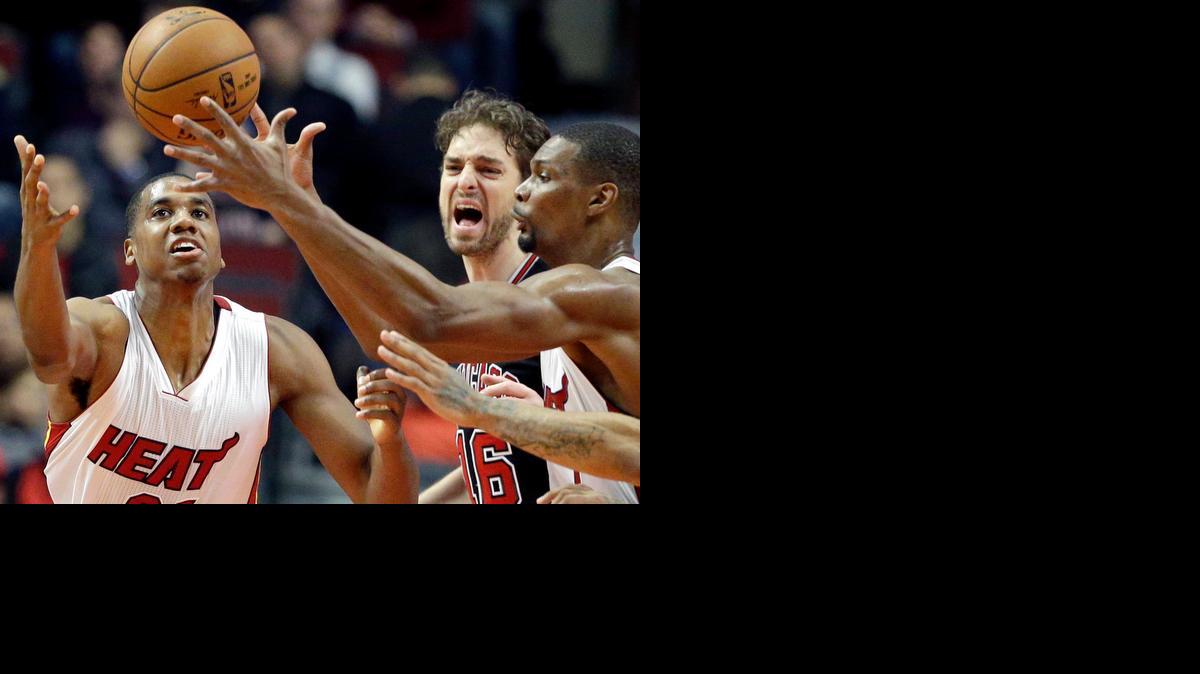 
Paul Gasol, de los Bulls, siente la presión de Hassan Whiteside (izq.) y Chris Bosh, del Heat, el domingo.
