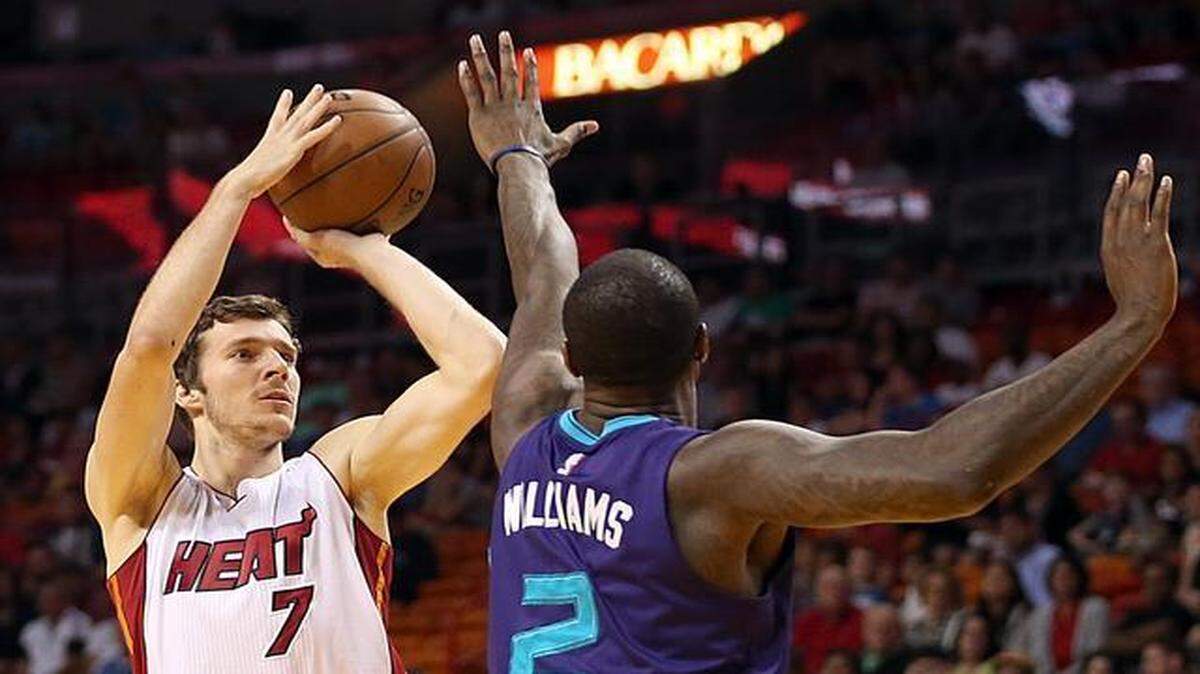 
El armador del Heat Goran Dragic lanza al aro ante la marca de Marvin Williams, de los Hornets, el pasado martes en Miami.


