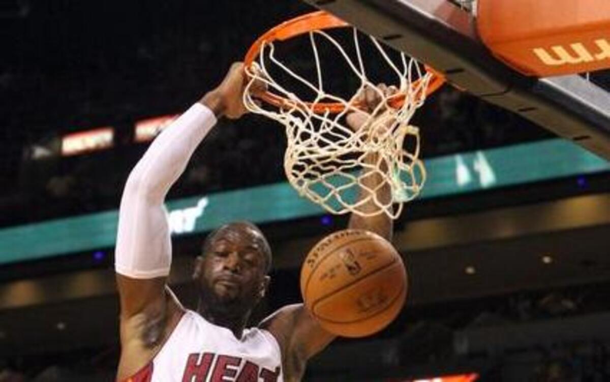 
Dwyane Wade clava la pelota por el Heat en la derrota 108-101 ante el Magic, el martes 7 de octubre en Miami.
