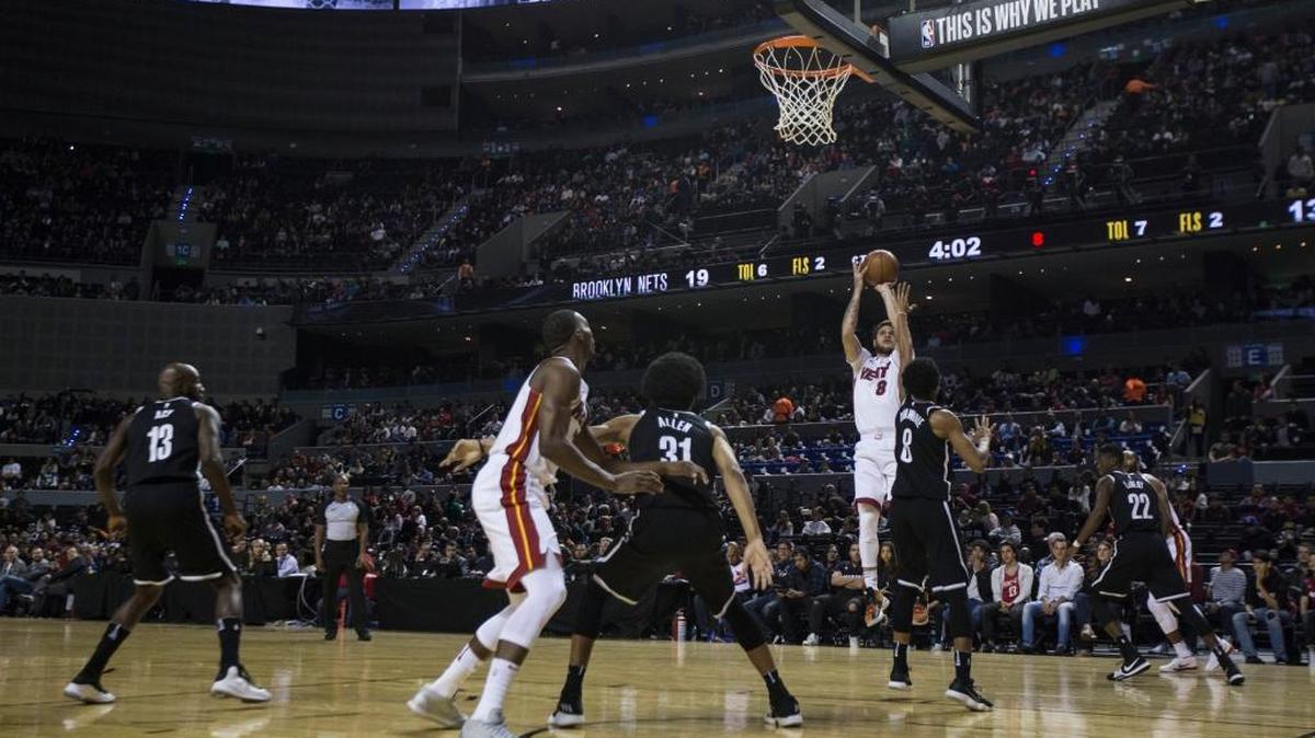 Tyler Johnson, del Heat, tira al aro enel partido ante los Nets celebrado este sábado en el Ciudad México Arena.