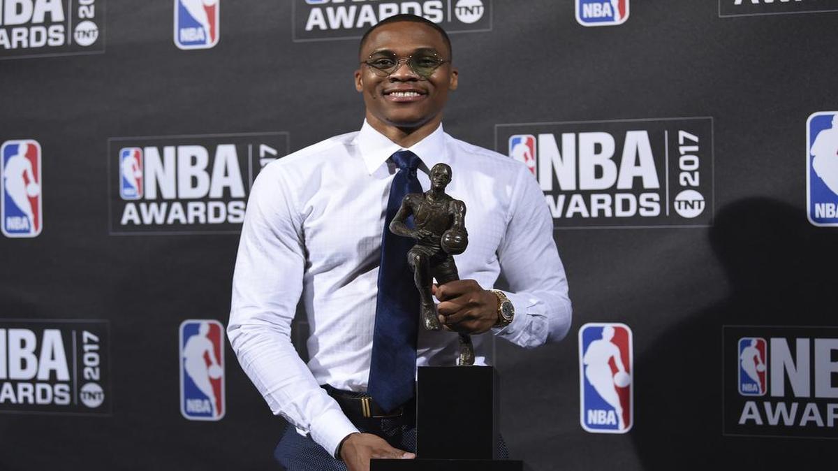 Russell Westbrook, posa con el trofeo de Jugador Más Valioso (MVP por su siglas en inglés) de la NBA el 26 de junio del 2017 en Nueva York.