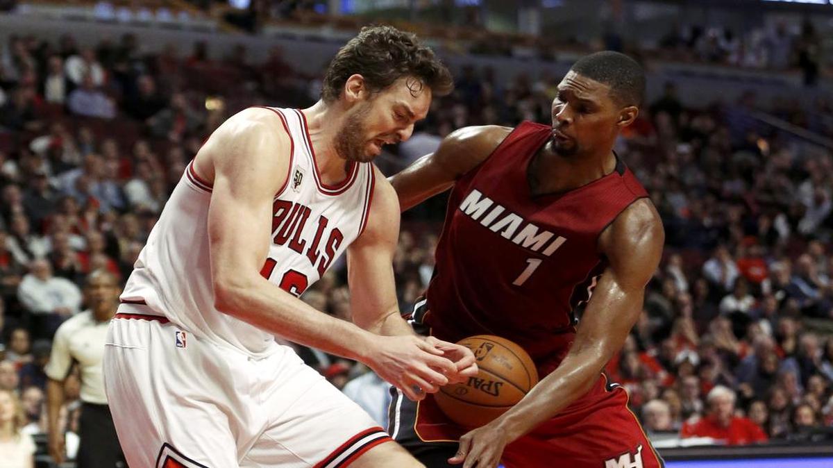 Chris Bosh (1), del Heat, le roba el balón a Pau Gasol, de los Bulls, en los segundos finales del partido de la noche del lunes 25 de enero del 2016, en Chicago. El Heat ganó 89-84.