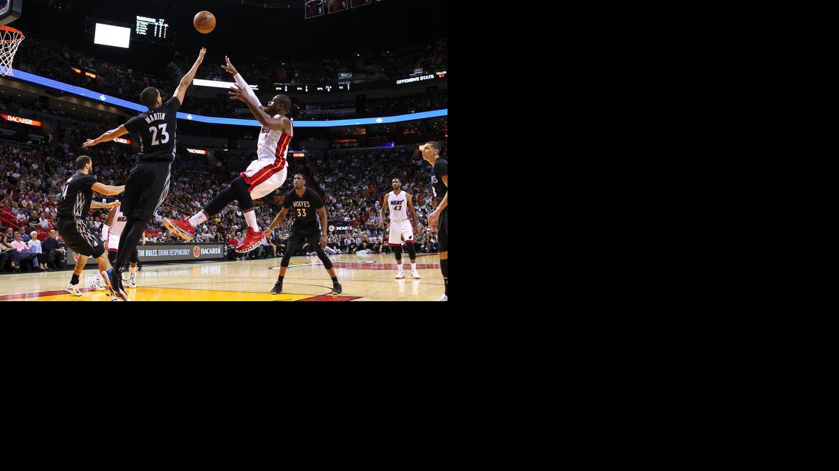 
Dwyane Wade dispara sobre Kevin Martin (23), de Minnesota, el sábado en Miami.
