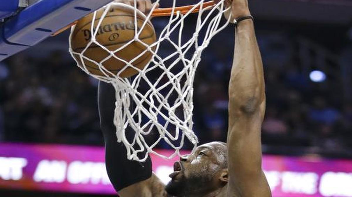 
Dwyane Wade clava la pelota por el Heat en el primer cuarto del partido ante el Magic, celebrado el miércoles en Orlando.


