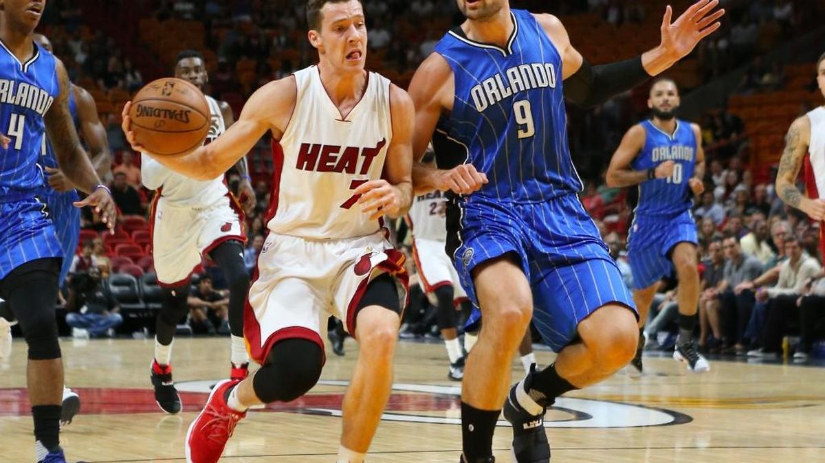 El armador del Heat Goran Dragic entra al aro ante la marca del centro del Magic Nikola Vucevic, el 18 de octubre en American Airlines Arena de Miami.