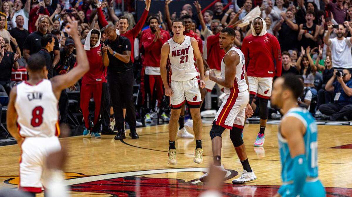El delantero del Heat Jamal Cain (8) celebra un triple de Cole Swider (21) en el triunfo ante los Hornets el pasado 10 de octubre en el Kaseya Center .