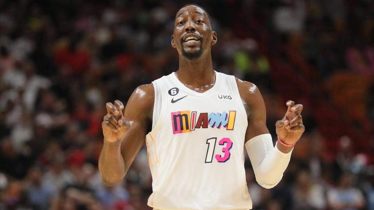 El centro de los Miami Heat, Bam Adebayo (13), hace gestos en la cancha durante el partido contra los Washington Wizards en el FTX Arena de Miami el viernes 25 de noviembre de 2022.
