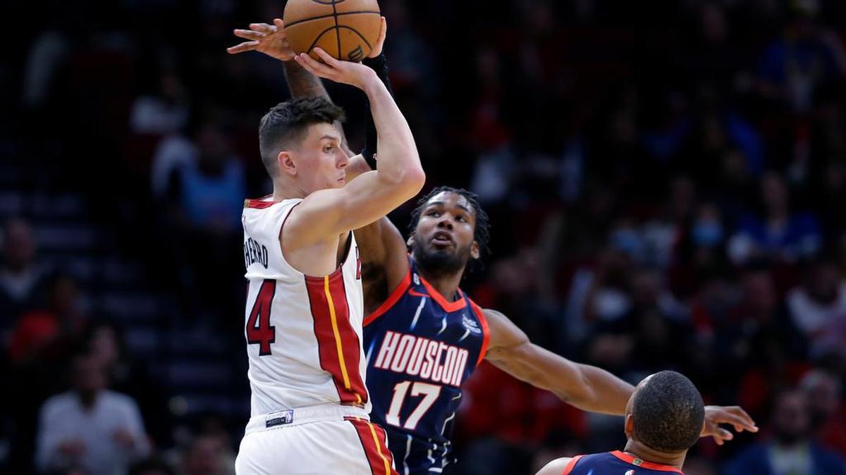 El escolta del Heat, Tyler Herro, (izq.) anotó 41 puntos en el triunfo ante los Rockets el jueves 15 de diciembre de 2022 en Houston.