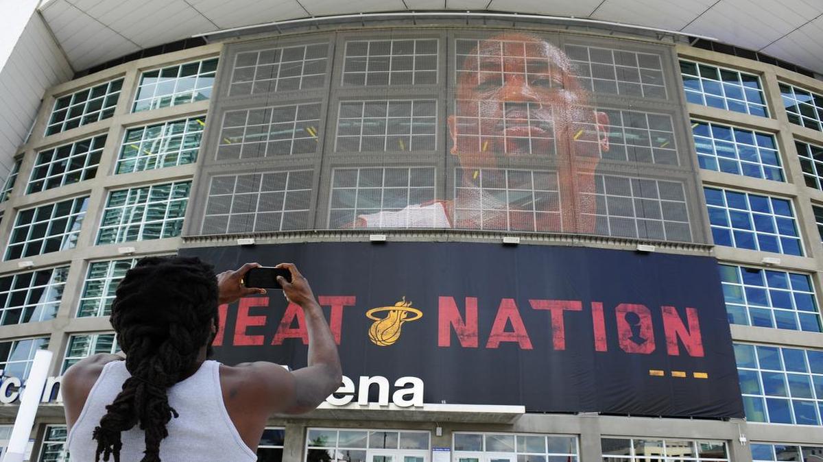 El American Airlines Arena, con la imagen de Dwyane Wade sobre el cartel de “Heat Nation”, es fotografiado por Clarence Collins el pasado 8 de julio.