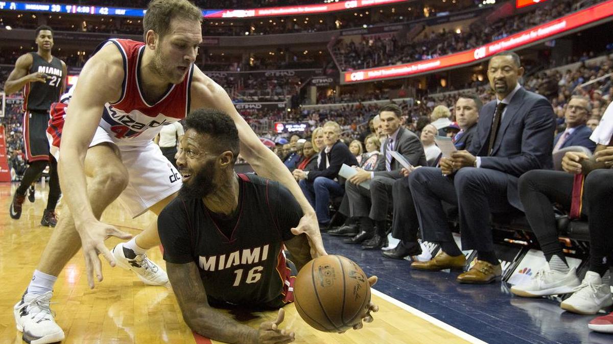 James Johnson, del Heat (16), recupera la pelota ante el defensa de los Wizards Bojan Bogdanovic, este sábado en Washington.