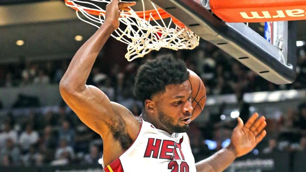 Justise Winslow, del Heat, clava el balón en el juego del jueves ante los Bulls en el American Airlines Arena.