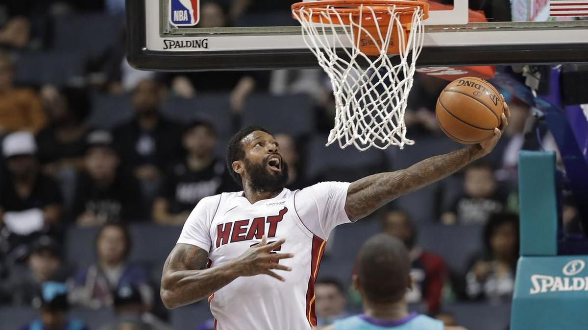 El delantero del Heat James Johnson intenta una canasta el sábado ante los Hornets en Charlotte, N.C