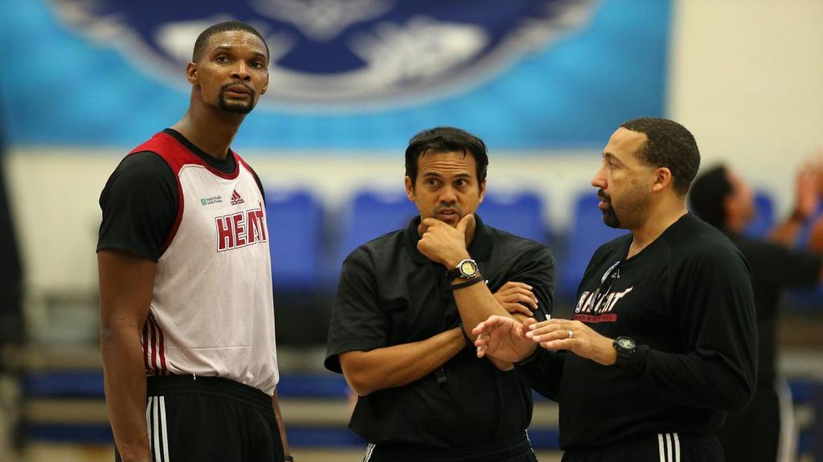 Chris Bosh, el entrenador del Heat Erik Spoelstra y el coach auxiliar David Fizdale, conversan durante la pretemporada el 1ro de octubre del 2015 en la arena de la Florida Atlantic University, en Boca Raton.