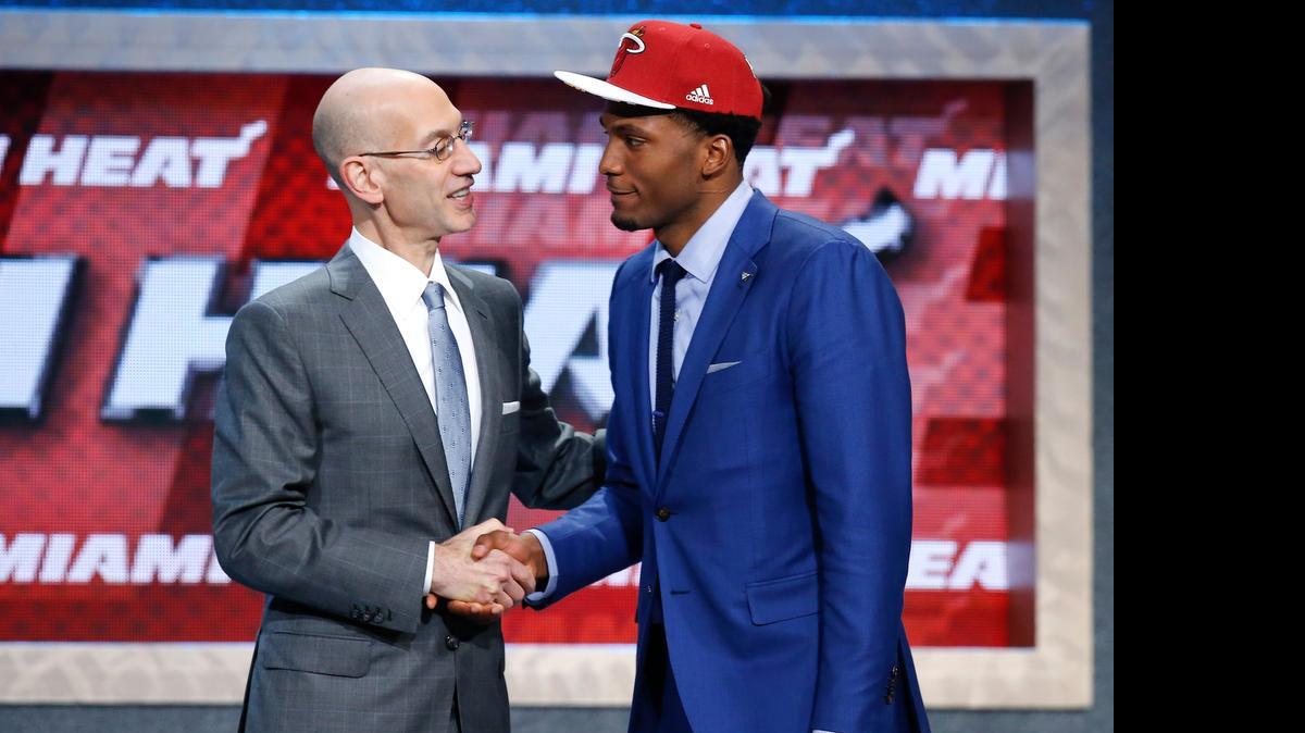 
Justise Winslow (der.) y el comisionado de la NBA Adam Silver luego de haber sido elegido, el jueves.
