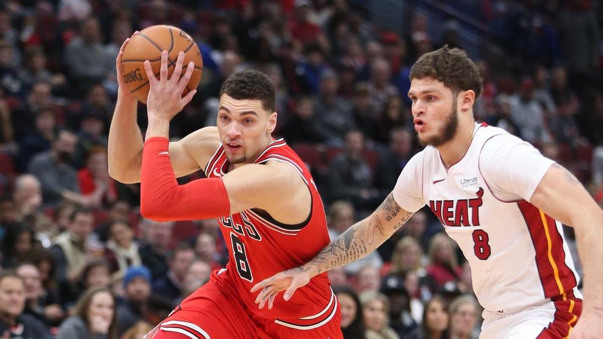 El jugador del Heat Tyler Johnson (der.) trata de frenar el avance de Zach LaVine, de los Bulls, en el partido celebrado el lunes en Chicago.