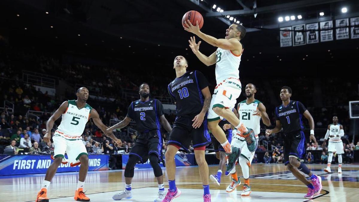 Ángel Rodríguez # 13 de los Huracanes de Miami avanza hacia la canasta en el primera mitad contra los Bulls de Buffalo en la primera ronda del torneo de baloncesto de 2016 hombres de la NCAA en el Dunkin 'Donuts Center el 17 de marzo, 2016 Providence, Rhode Island.