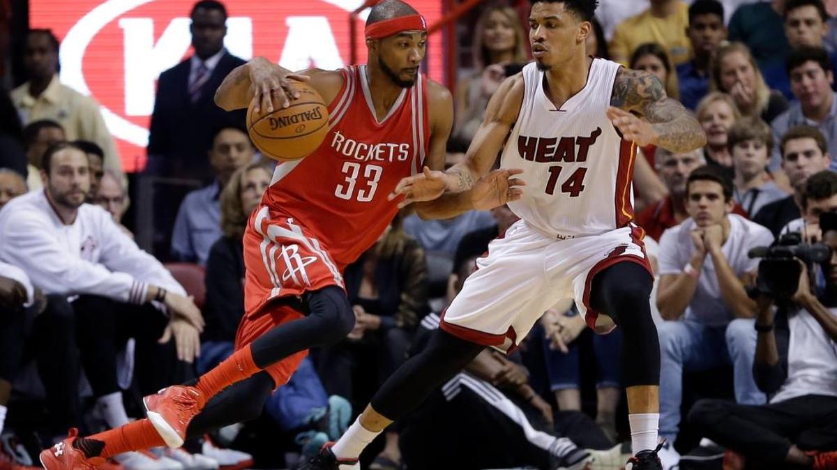 El escolta del Heat Gerald Green (izq.) defiente a Corey Brewer, de los Rocketsel pasado domingo en el AAA.