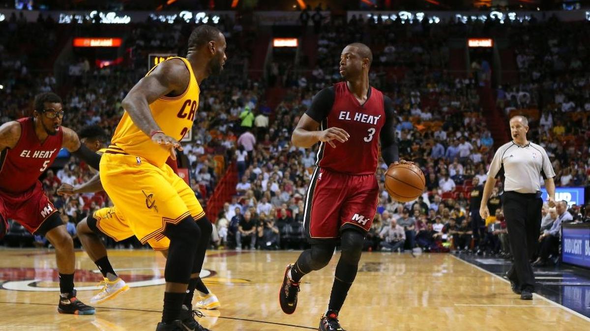 Dwyane Wade, con el Heat, lleva el balón ante la marca de LeBron James, de los Cavaliers, el 16 de marzo del 2016 en el American Airlines Arena.