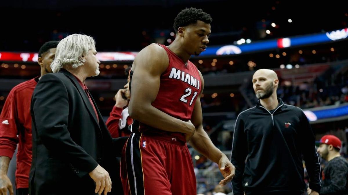 Hassan Whiteside abandona la cancha tras lesionarse en el partido contra los Wizards, el miércoles 20 de enero del 2016 en Washington.
