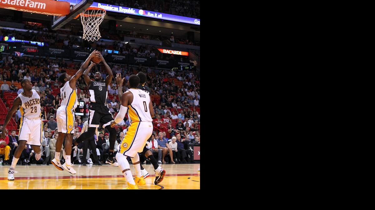 
Luol Deng, del Heat, lucha lanza ante la marcación de Solomon Hill (44), de los Pacers, la noche del viernes.
