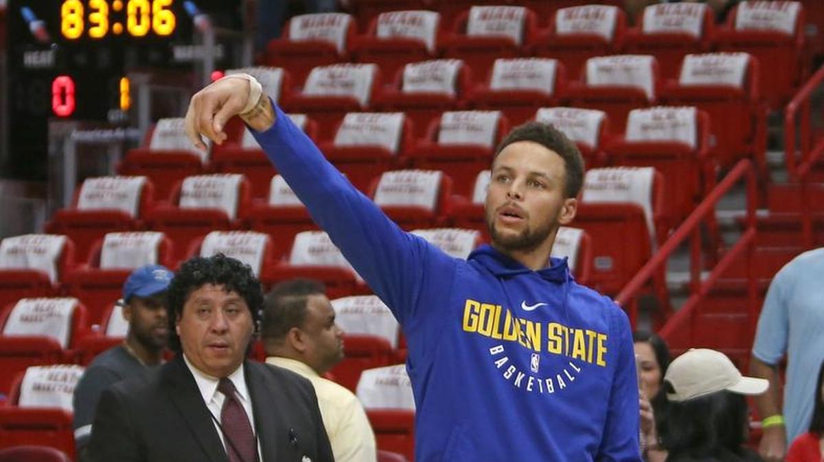 El astro de los Warriors Stephen Curry tira al aro en una práctica en Miami el domingo.