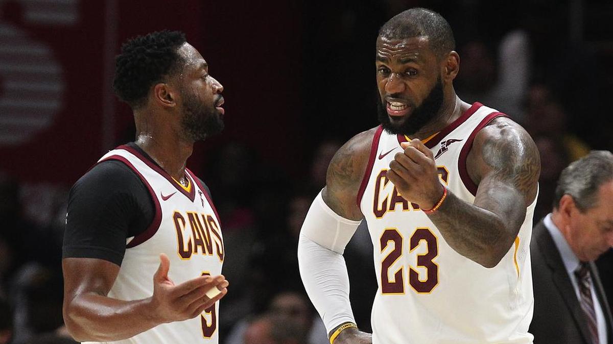 LeBron James y Dwyane Wade (izq.) de los Cavaliers discuten en el partido contra los Celtics, el 17 de Octubre en el Quicken Loans Arena en Cleveland.