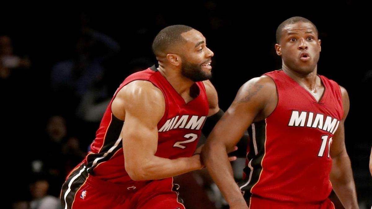 Dion Waiters (11), del Heat, celebra su triple contra los Nets. Lo sigue Wayne Ellington (2), la noche del miércoles.