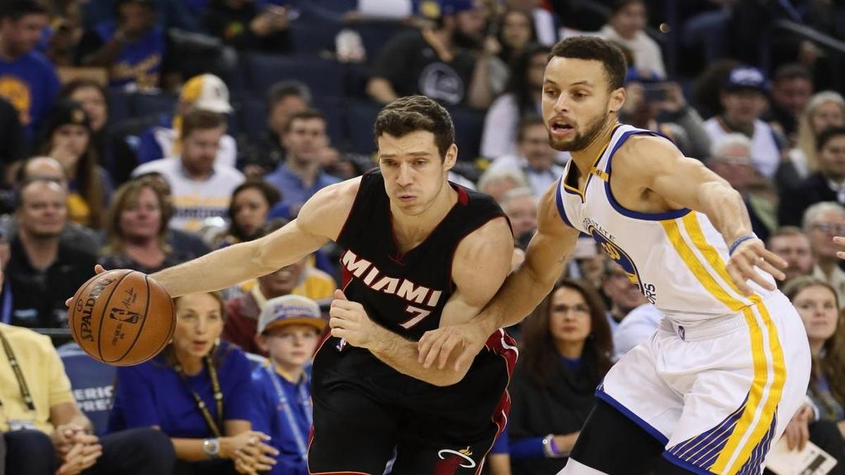 Goran Dragic, del Heat, se escapa de Stephen Curry, de los Warriors, el martes.