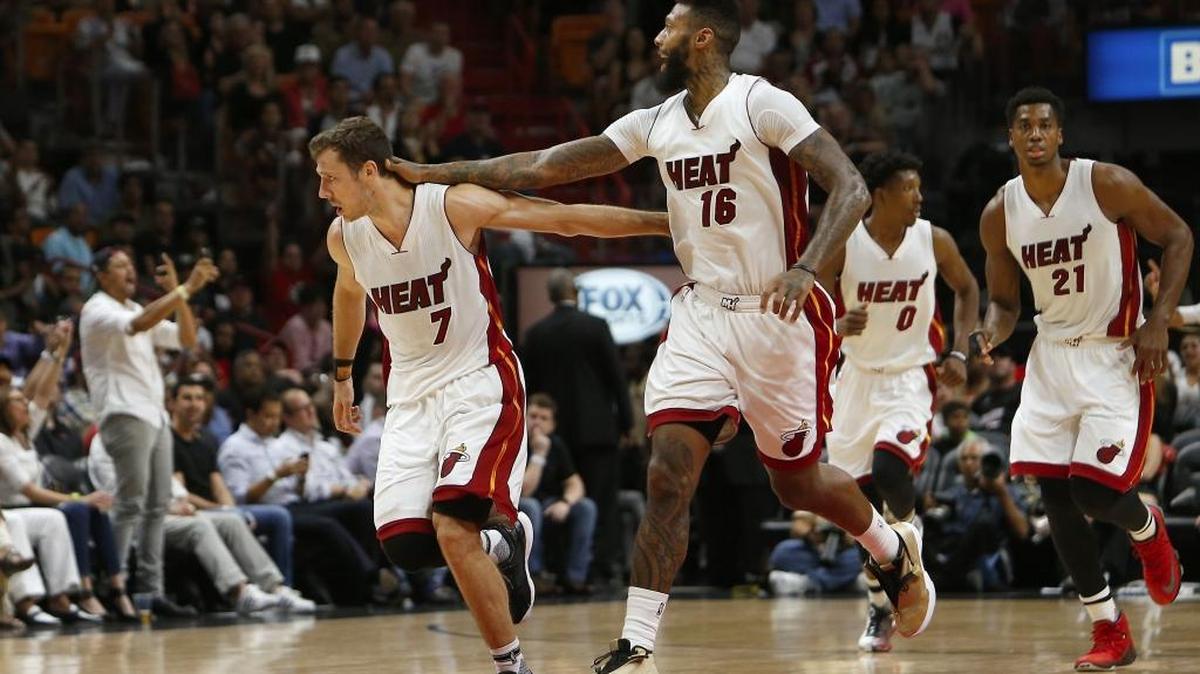 Goran Dragic (7), del Heat, es felicitado por James Johnson (16) en el partido contra los Wizards, en marzo pasado.