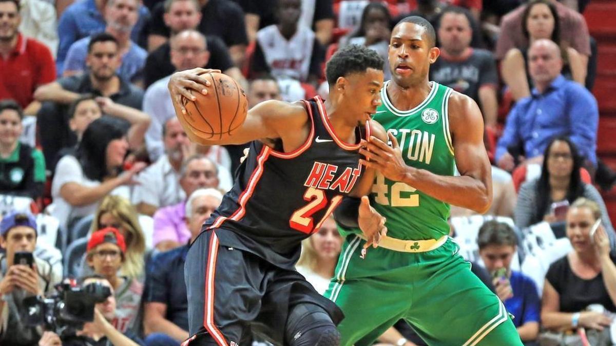 El centro del Heat Hassan Whiteside (izq.) conduce la pelota ante la marca de Al Horford, de los Celtics, el 22 de noviembre del 2017 en Miami.