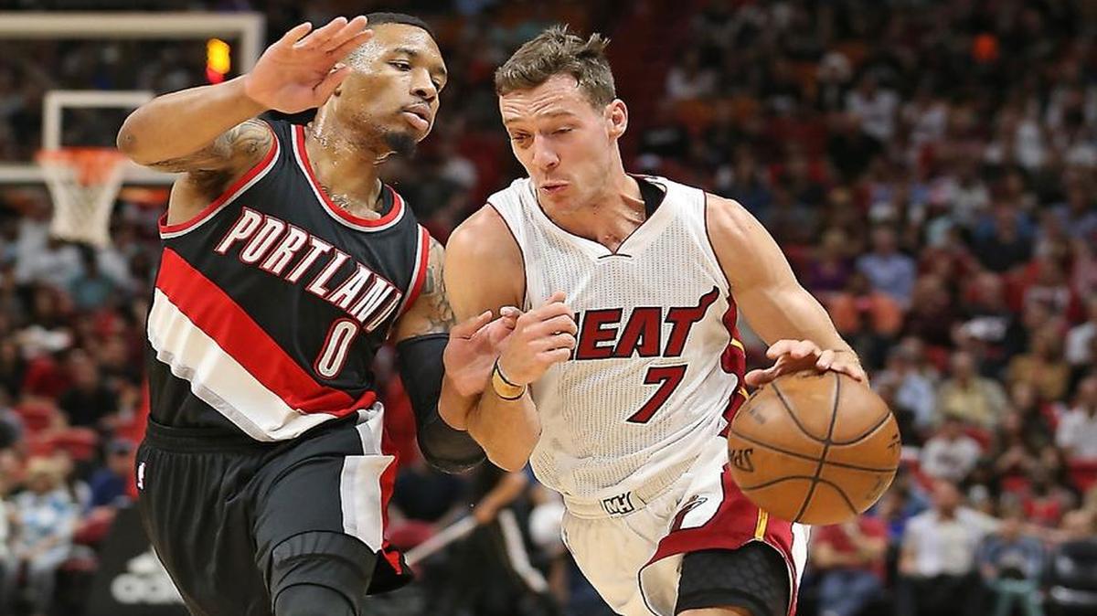 Goran Dragic (7), del Heat, trata de eludir a Damian Lillard (0), de los Trail Blazers, la noche del domingo 19 de marzo del 2017 en Miami.