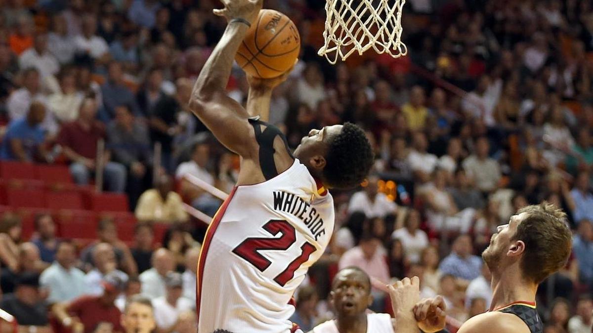 Hassan Whiteside intenta la canasta por el Heat en el partido contra los Hawks, el martes 3 de noviembre del 2015 en Miami.