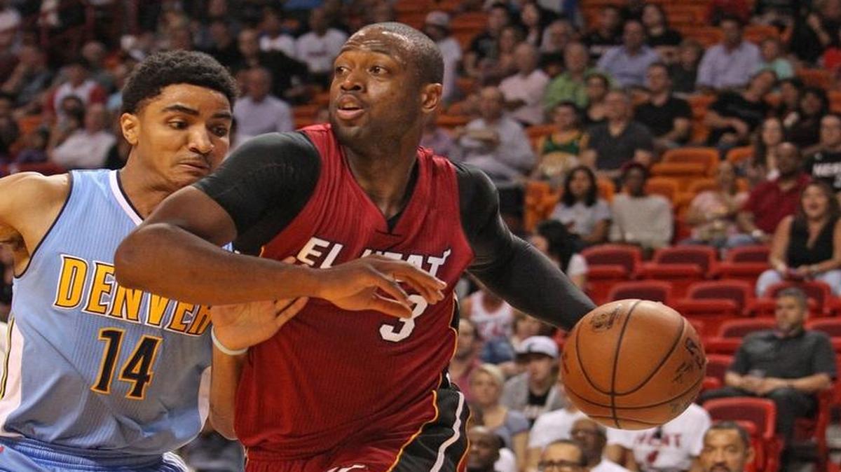 Dwyane Wade (3) enfrenta a Gary Harris, de los Nuggets, en la victoria del Heat, en el AmericanAirlines Arena en Miami, la noche del lunes. Flash puso el tejido fino.