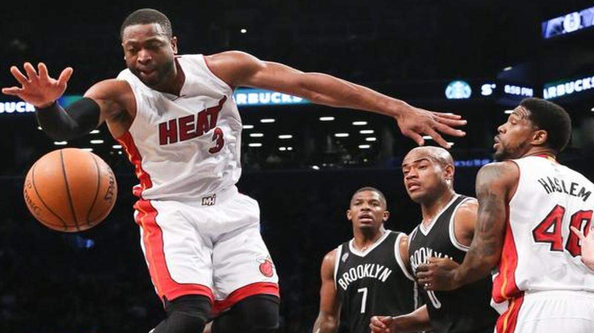 
El escolta Dwyane Wade trata de recuperar un balón por el Heat en el encuentro del martes contra Brooklyn.


