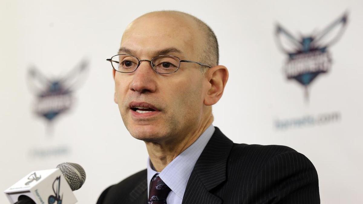 
El comisionado de la NBA Adam Silver habla en una conferencia el 17 de diciembre del 2014 en Charlotte.

