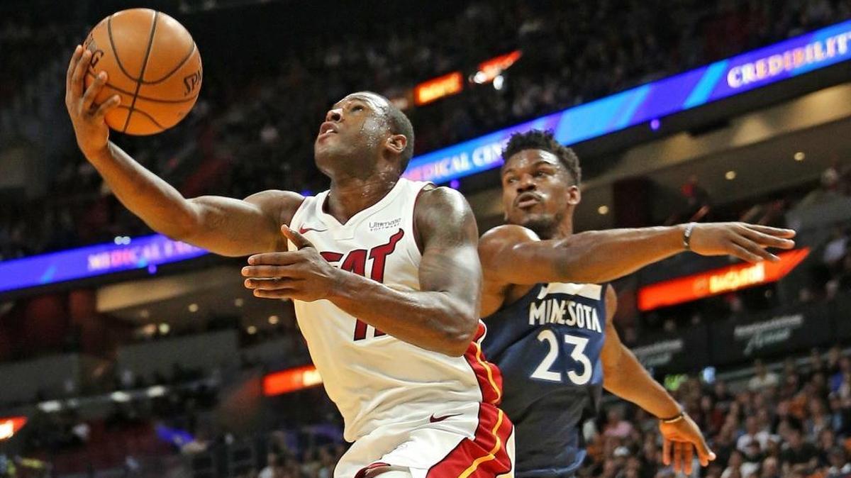 Dion Waiters, del Heat, controla el balón frente a Jimmy Butler (23), de los Timberwolves, en el primer cuarto en el AmericanAirlines Arena en Miami, Florida, la noche del lunes 30 de octubre del 2017.