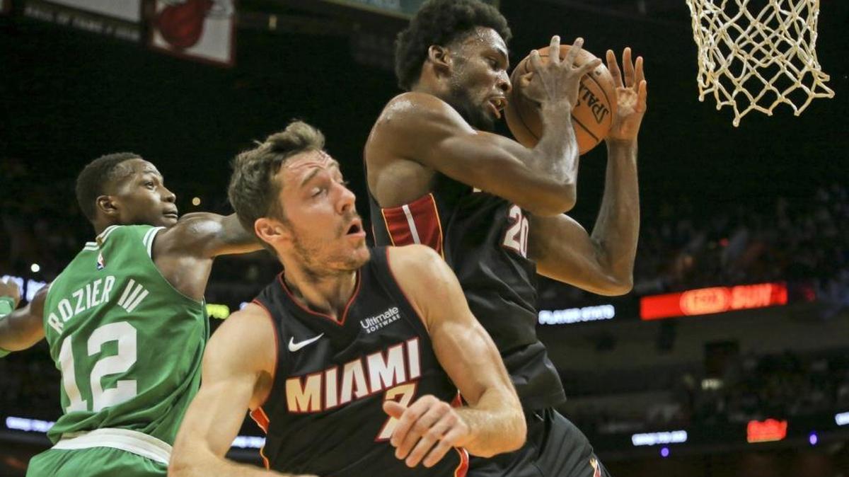 Justise Winslow (20), del Heat, atrapa sobre su compañero Goran Dragic un rebote contra los Celtics, en el AmericanAirlines Arena, la noche del sábado 28 de octubre del 2017.