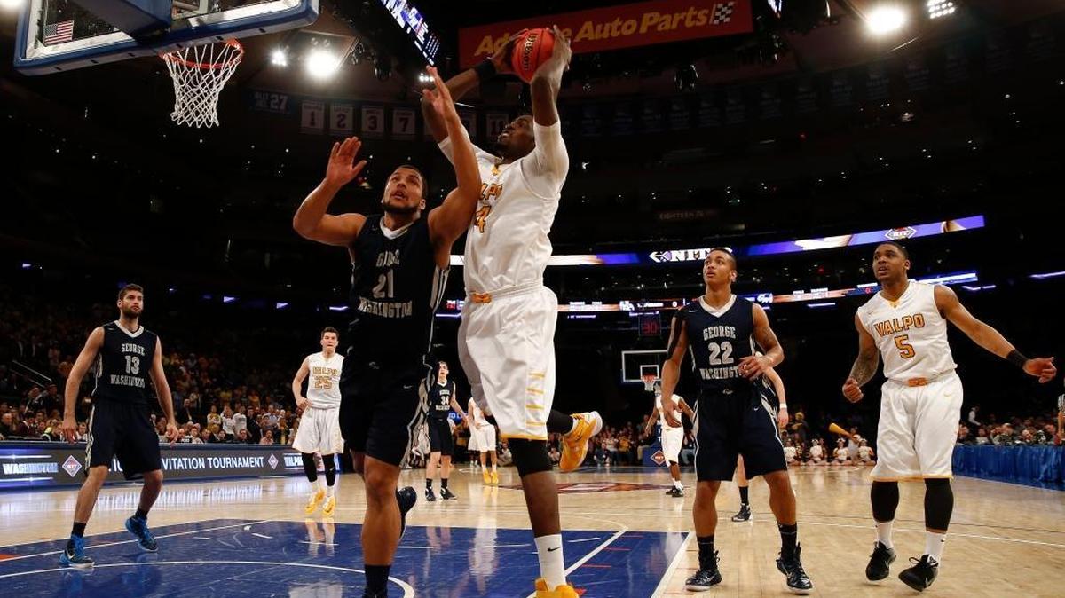 Vashil Fernandez (14), de los Crusaders de Valparaiso, lucha frenta a Kevin Larsen (21), de los Colonials de George Washington, en un partido de la final del NIT, en el Madison Square Garden, el 31 de marzo del 2016 en Nueva York.