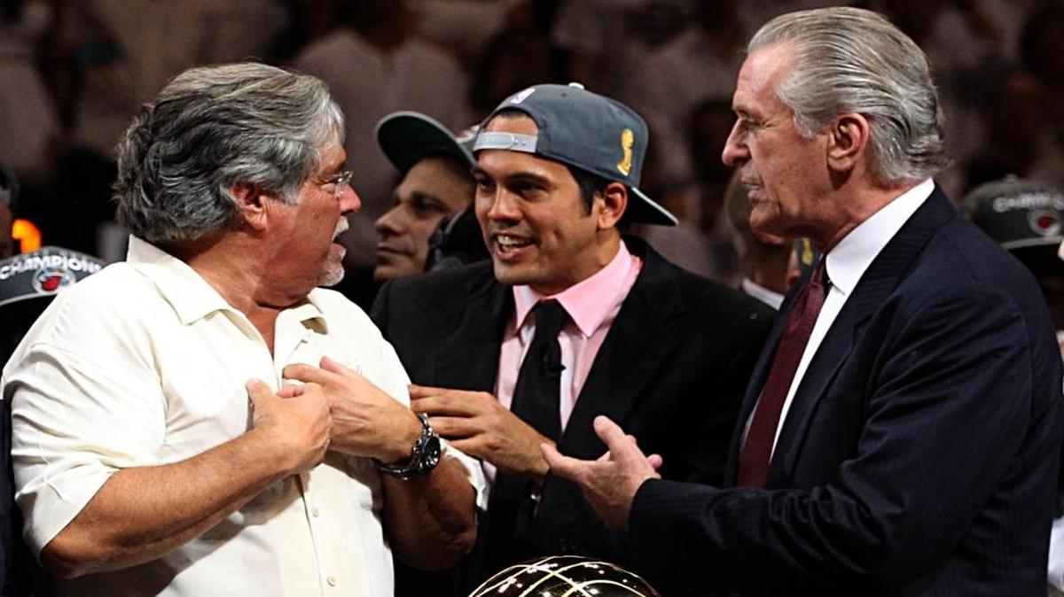 Micky Arison (izq.), Erik Spoelstra y Pat Riley.