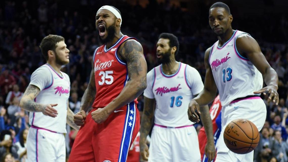 El jugador de los 76ers Trevor Booker celebra en frente de los jugadores del Heat Bam Adebayo (13), James Johnson (16) y Tyler Johnson (8) el 14 de febrero en Filadelfia.