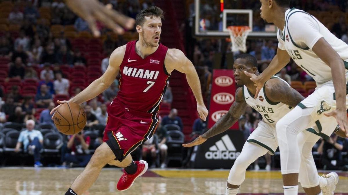 El armador del Heat Goran Dragic conduce la pelota ante la defensa de los Bucks, en el partido celebrado el domingo 14 de enero de 2018 en Miami.