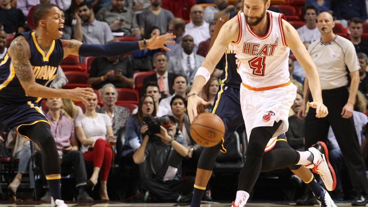 Josh McRoberts, del Heat, recupera una bola perdida en el choque contra los Pacers, el lunes 22 de febrero del 2016 en el AmericanAirlines Arena en Miami.